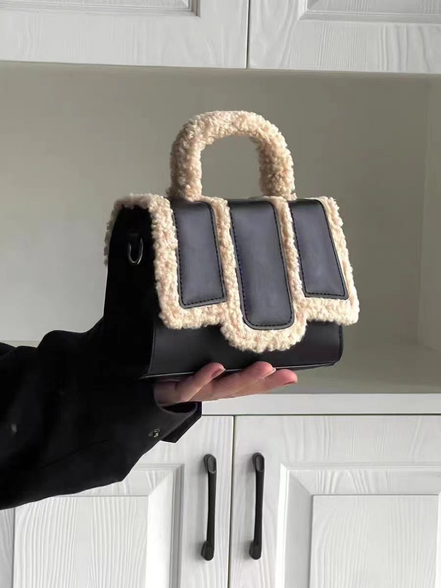 Mini sac avec bordure en fausse fourrure