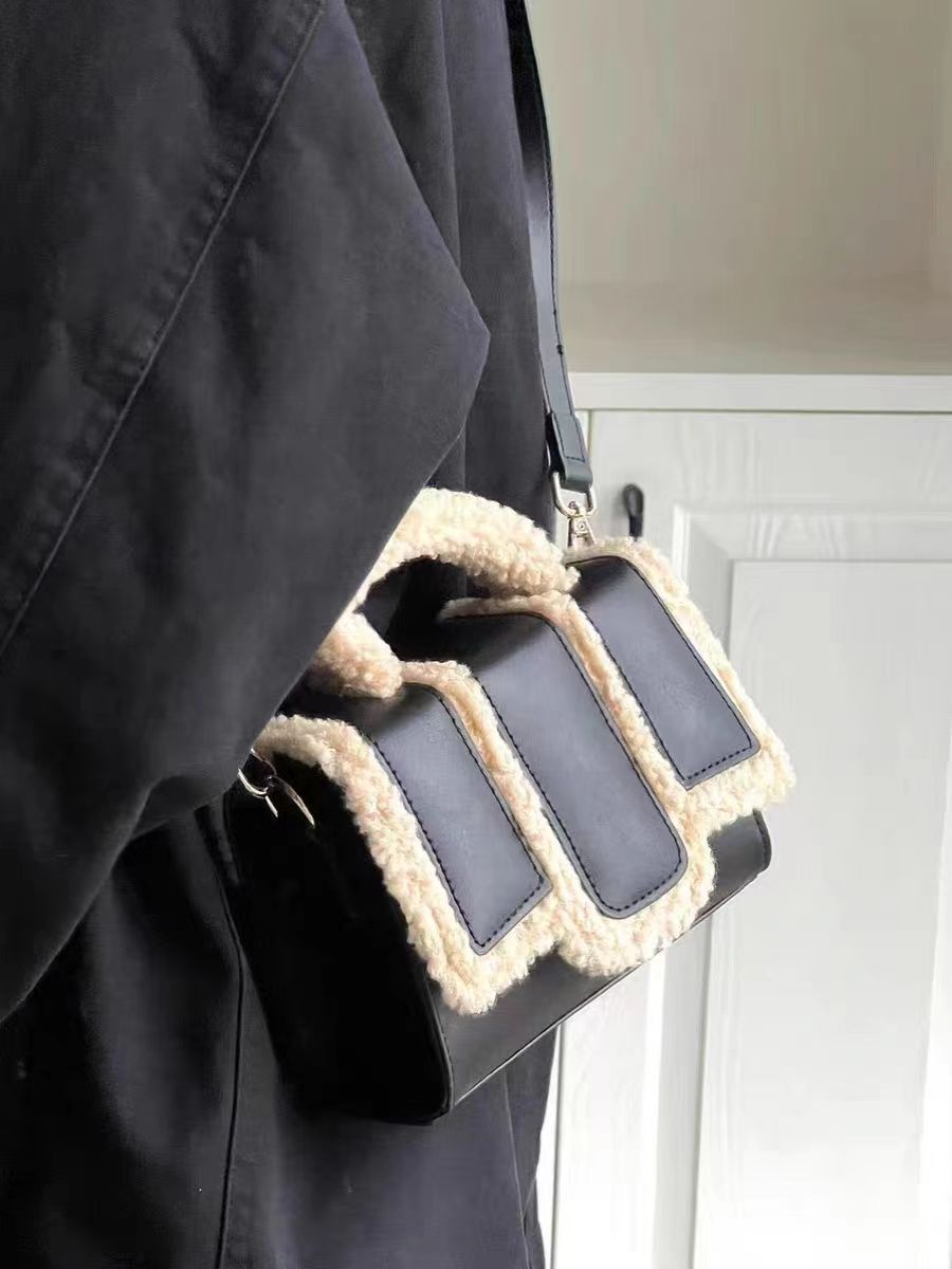 Mini sac avec bordure en fausse fourrure