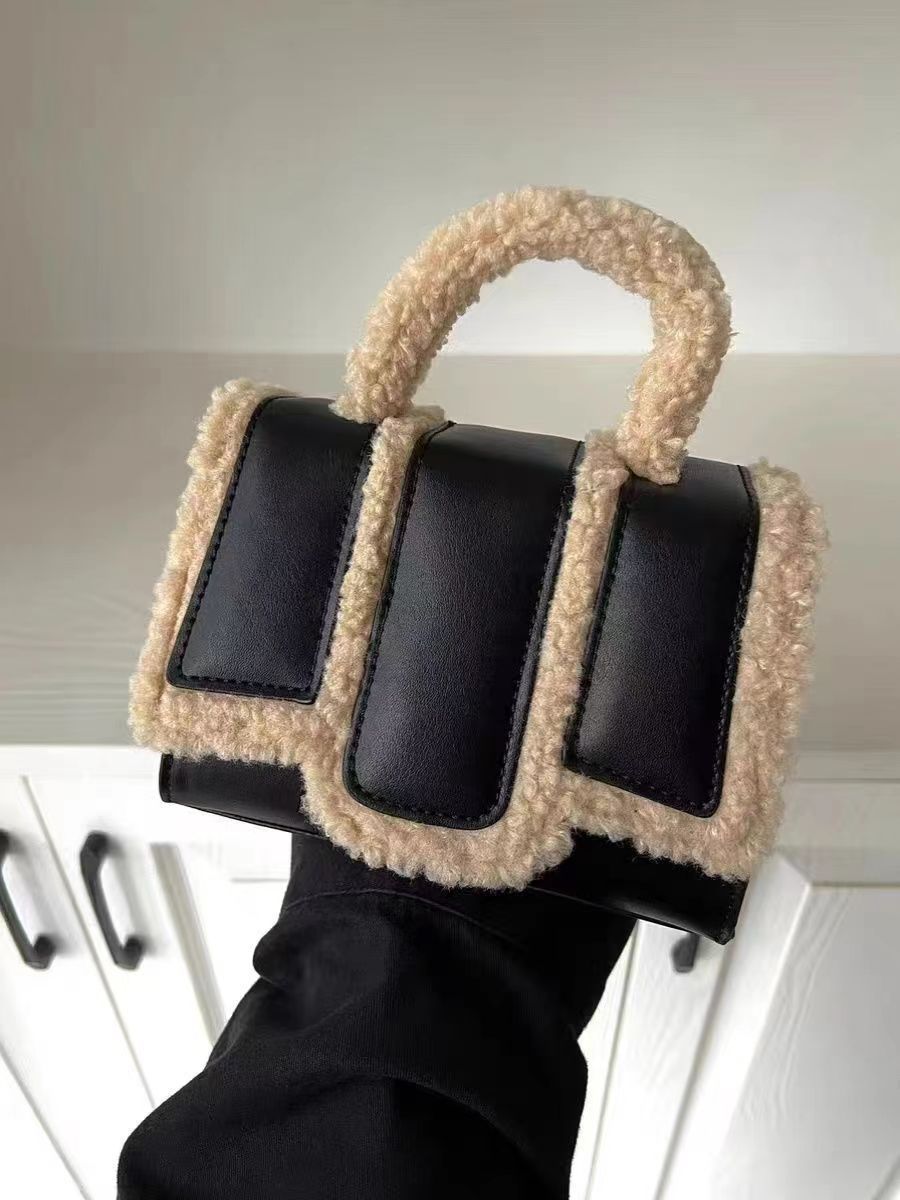 Mini sac avec bordure en fausse fourrure