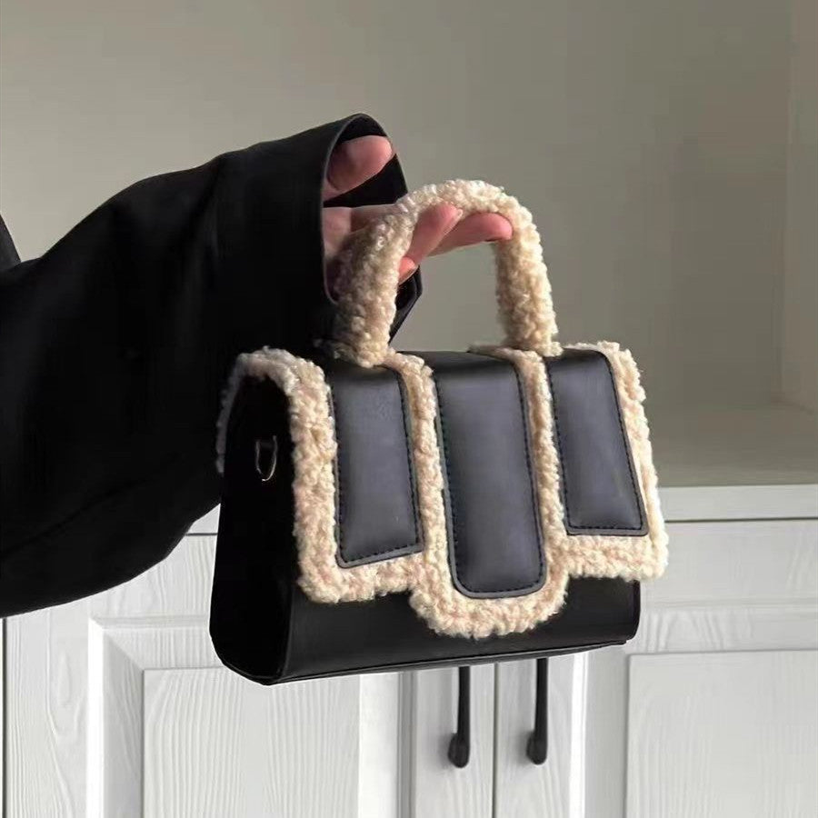 Mini sac avec bordure en fausse fourrure